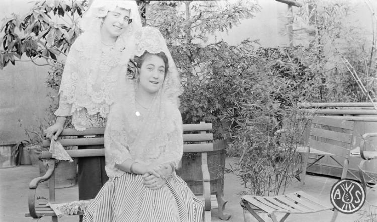 Maria Codina amb mantellina