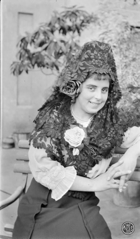 Maria Codina amb mantellina