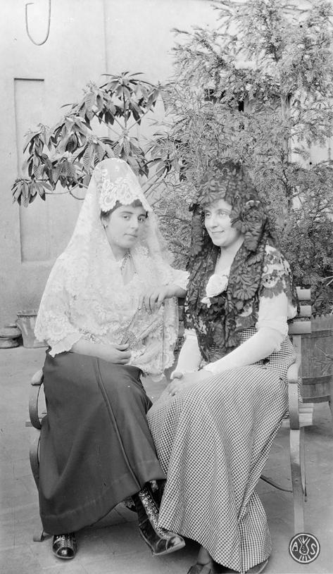 Maria Codina amb mantellina