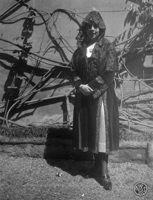 Maria Codina amb mantellina