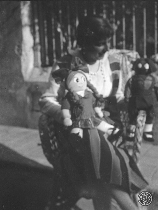 Maria Codina amb una nina