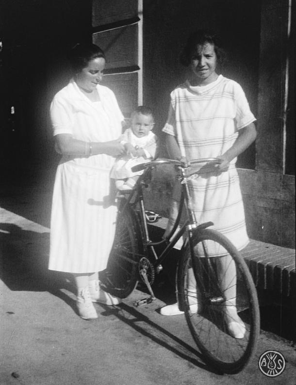 Maria Codina amb un dels seus fills i una cosina