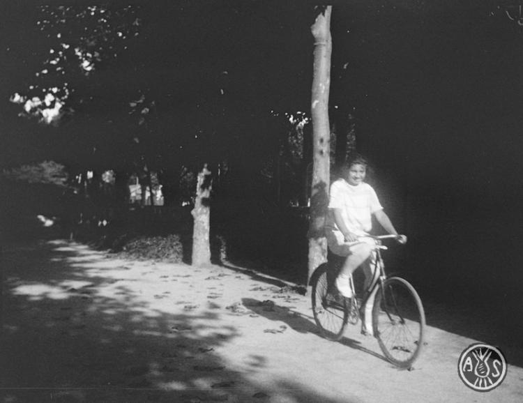 Maria Costa en bicicleta a Caldes d'Estrac