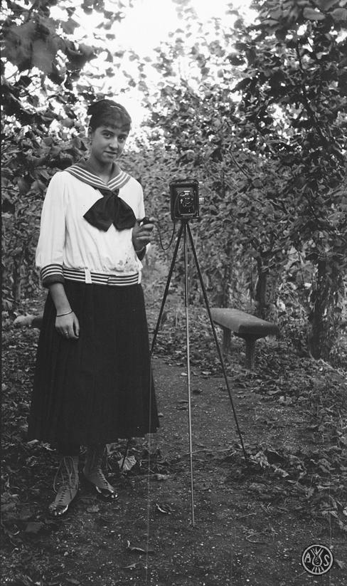 Maria Izard amb una càmera fotogràfica