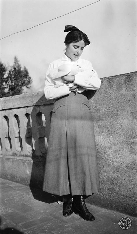 Maria Codina amb dos coloms