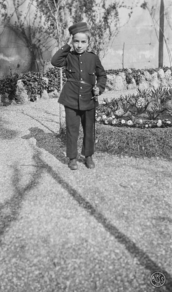Nen amb uniforme militar