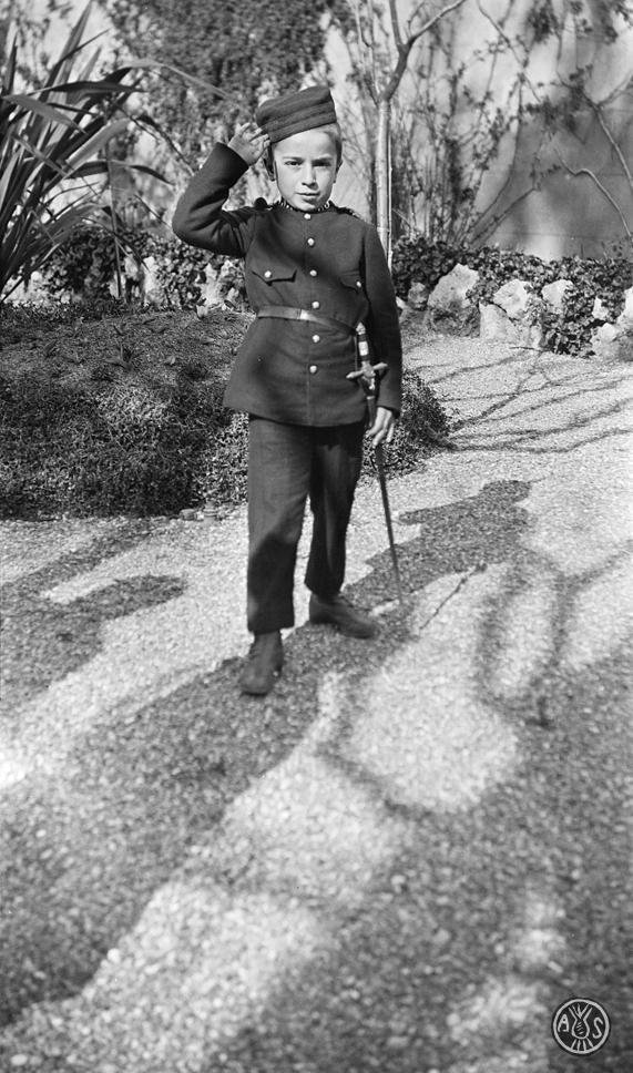 Nen amb uniforme militar
