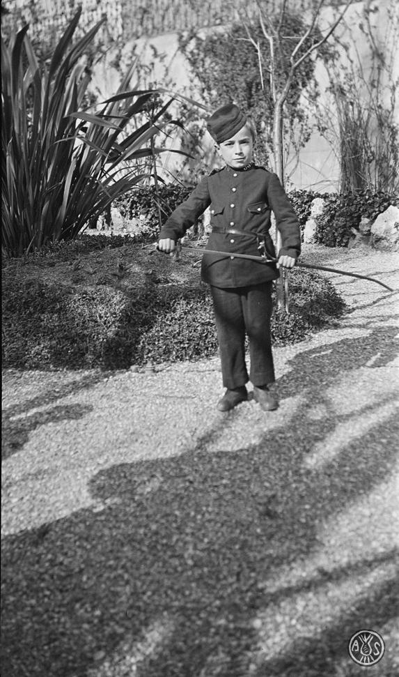 Nen amb uniforme militar