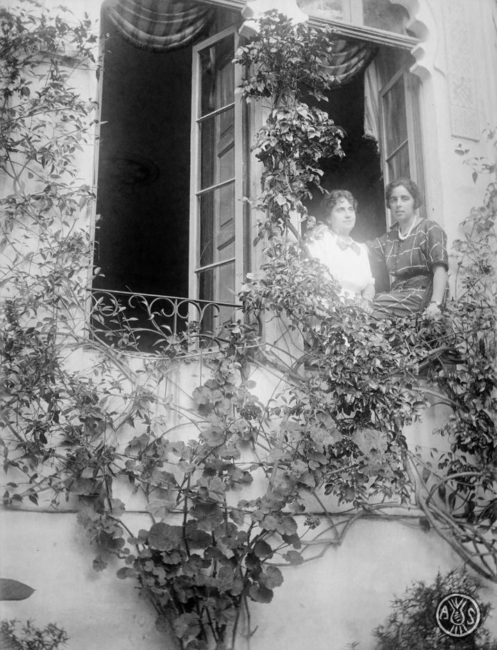 Maria Codina i una amiga a Caldes d'Estrac