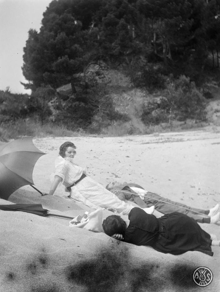 Prenent el sol en una platja