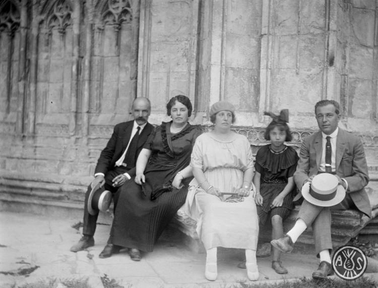 Grup davant d'una església