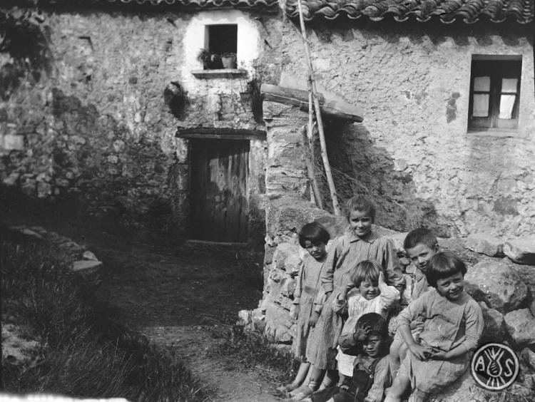Infants en un poble