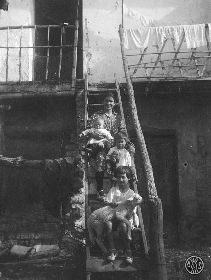 Dona i infants en una escala