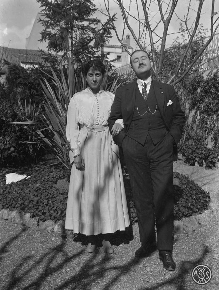 Parella en un jardí
