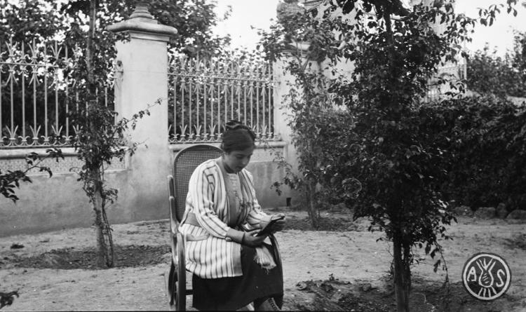 Maria Codina en un jardí