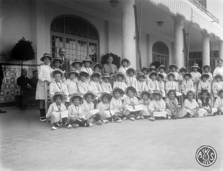 Infants de Sabadell de colònies a Caldes d'Estrac