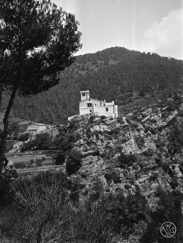 Edifici sobre d'unes roques