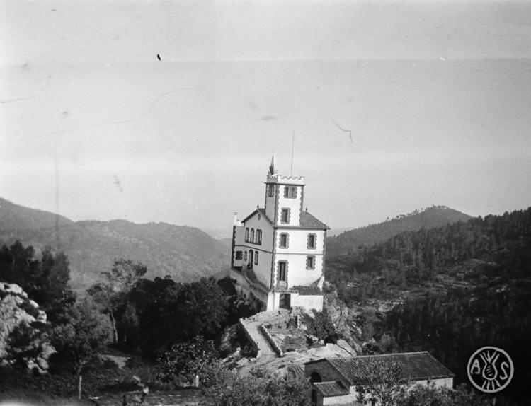 Edifici sobre d'unes roques