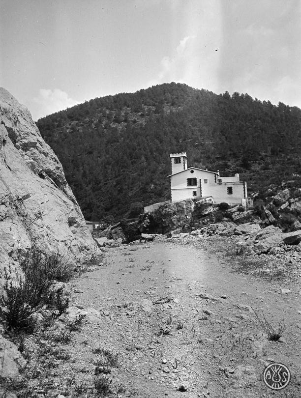Edifici sobre d'unes roques