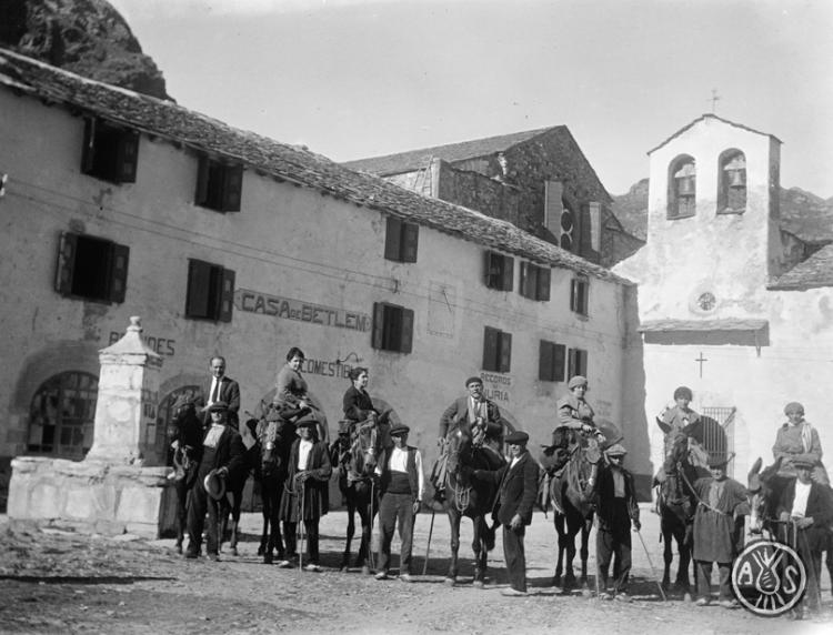 Grup a cavall al santuari de Núria