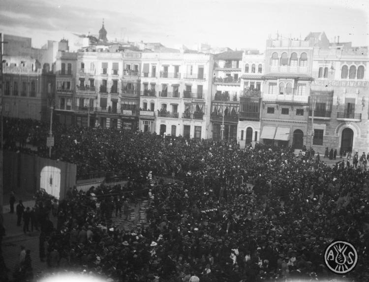 Multitud en una plaça a Sevilla