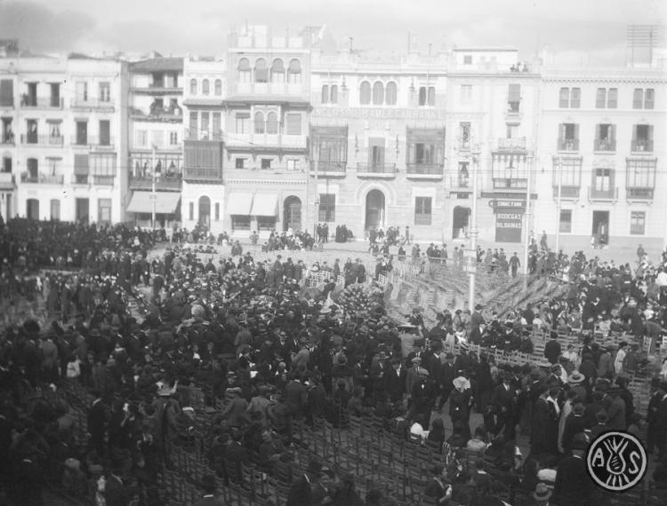 Multitud en una plaça a Sevilla
