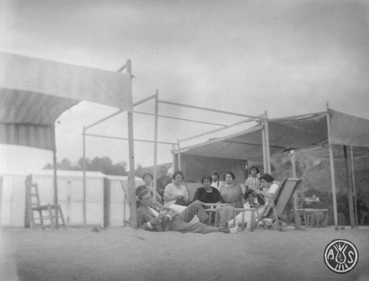 Grup en una platja a Caldes d'Estrac