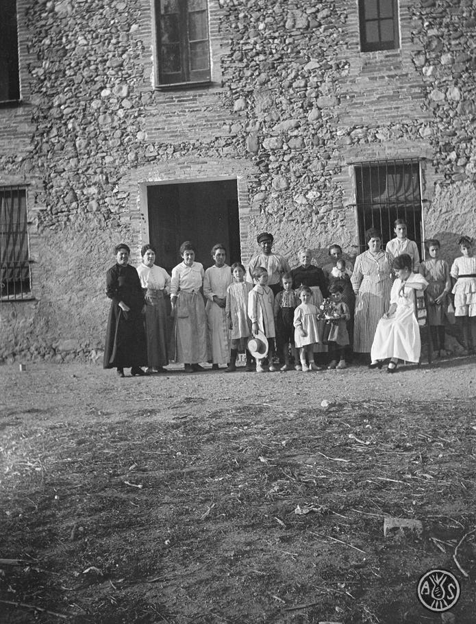 Grup davant d'una masia