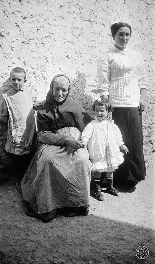 Dona gran i dos infants