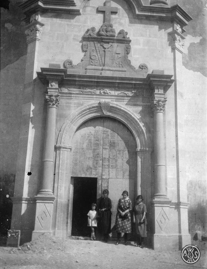 Dones davant d'una porta