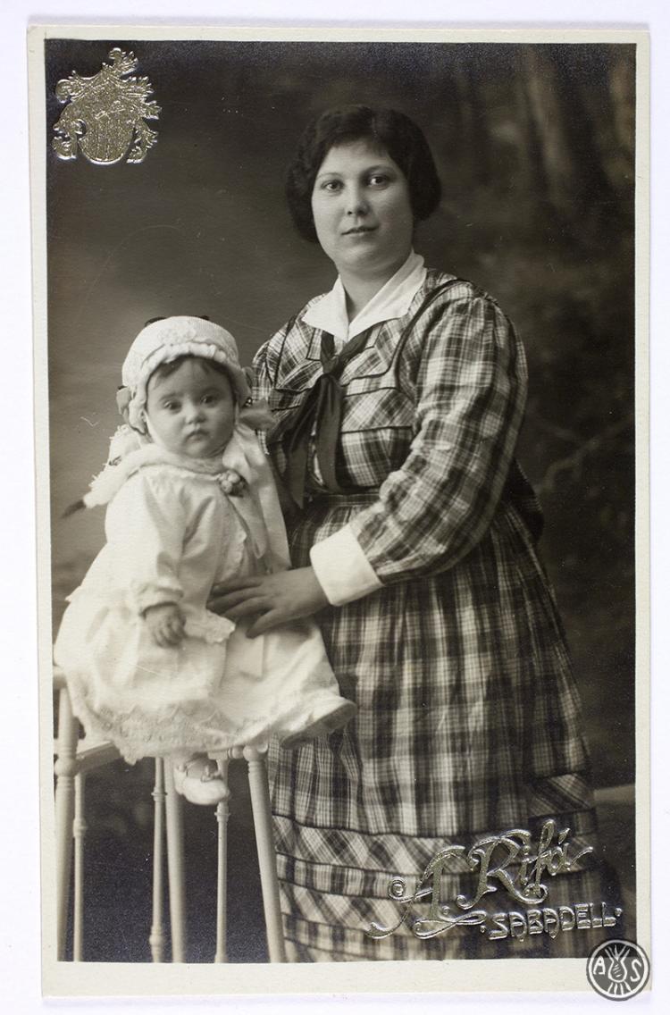 Retrat d'estudi d'una dona amb un infant. Sabadell