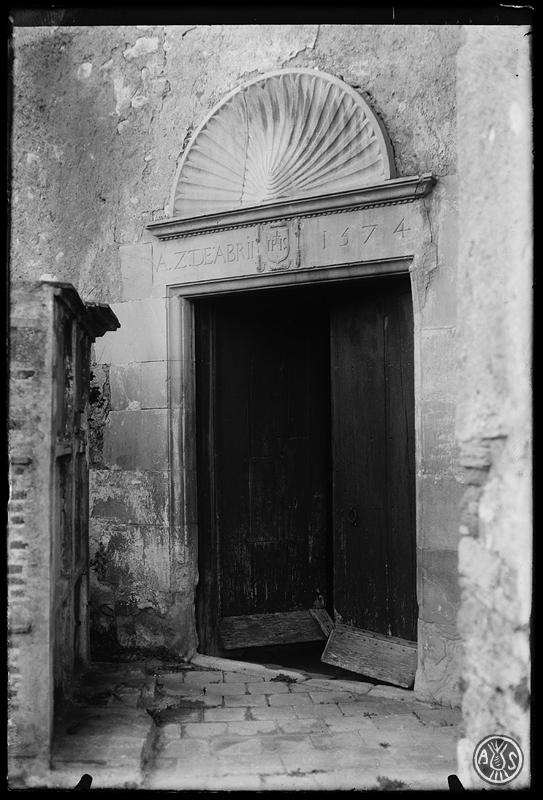 Portal de l'església de la parròquia de Sant Vicenç de Jonqueres. Sabadell