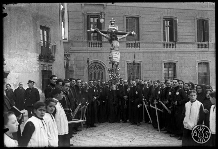 Portants del Sant Crist de la parròquia de Sant Feliu a la plaça Sant Roc. Sabadell