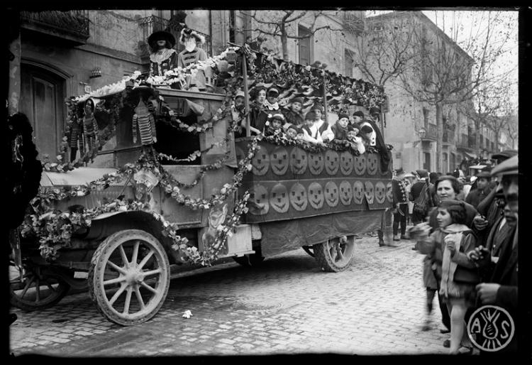 Carrossa guarnida per la rua de Carnestoltes. Sabadell