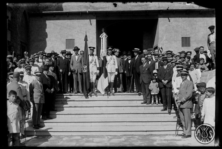 La Junta de la Creu Roja i autoritats davant l'església de Sant Feliu. Sabadell