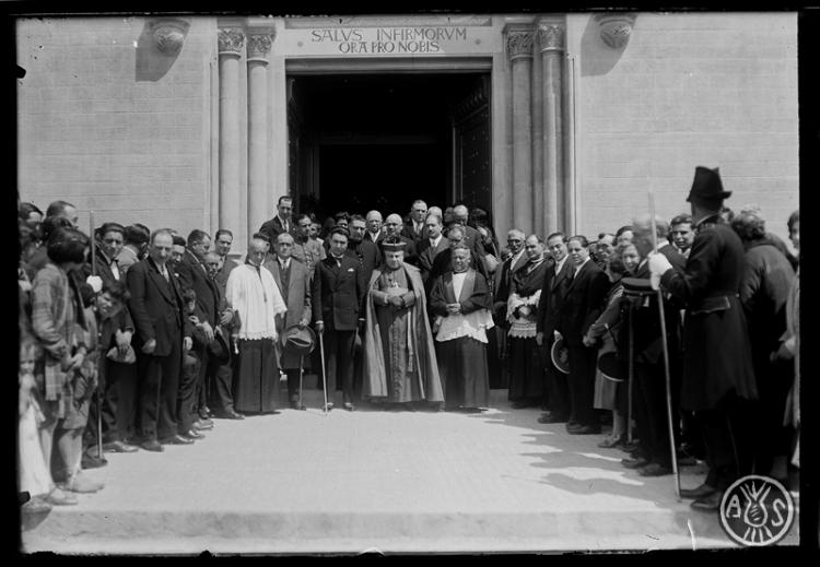 Autoritats eclesiàstiques i municipals davant la porta del Santuari de la Mare de Déu de la Salut. Sabadell