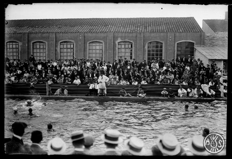 Partit de waterpolo a la primera piscina del Club de Natació al Vapor Codina. Sabadell