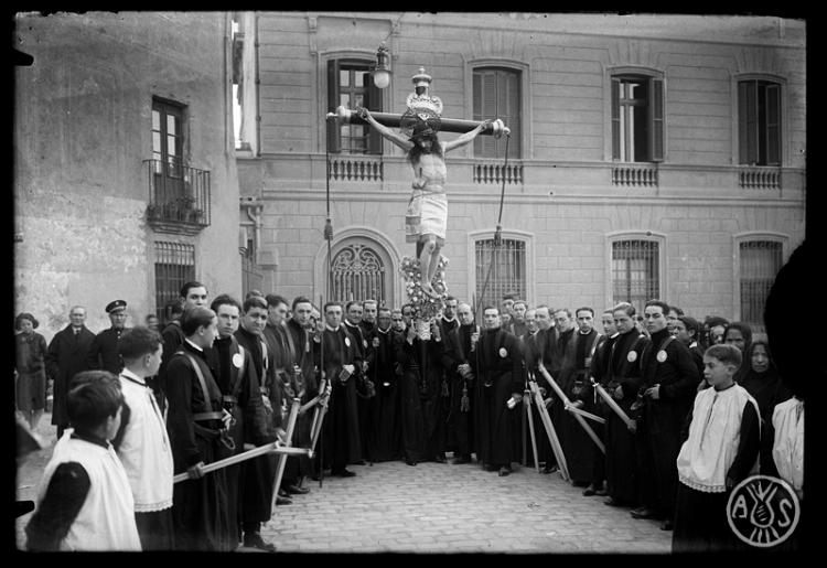 Portants de Sant Crist de la parròquia de Sant Feliu a la plaça Sant Roc. Sabadell