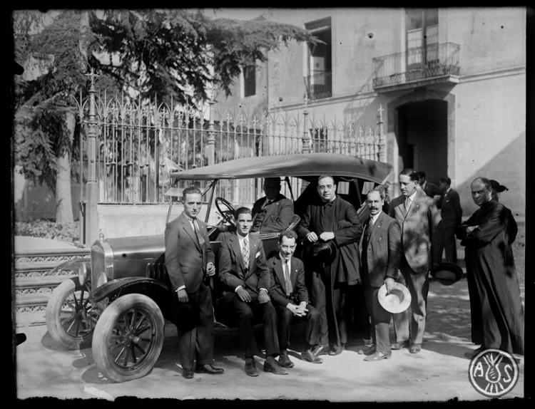 Exercitants amb propagandistes davant l'església de Castellar del Vallès