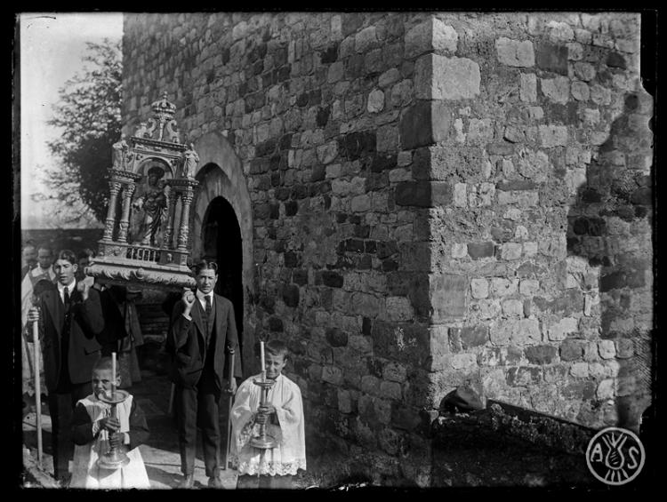 Església romànica. Aplec del Roser a l'església La Romànica de Santa Maria de Barberà