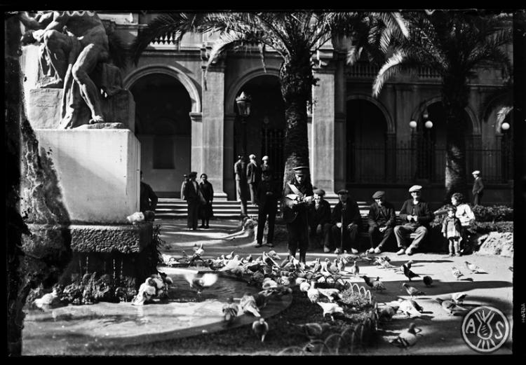 Vista parcial de la plaça del Dr Robert. Sabadell