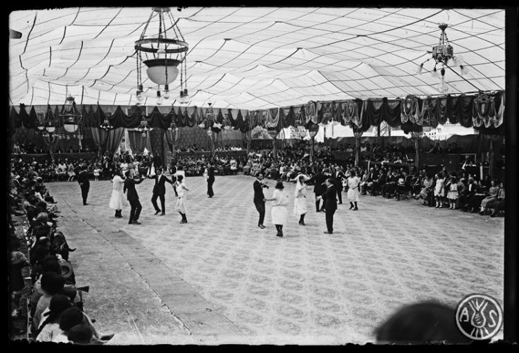 Balls populars a l'envelat de Festa Major. Sabadell