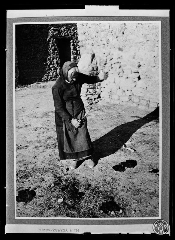 Filadora a mà retorçant el fil (Llibori Gallego). Sabadell