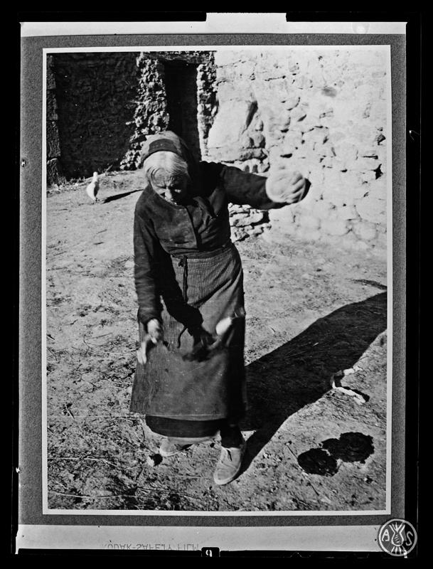 Filadora de mà retorcent el fil (Llibori Gallego). Sabadell