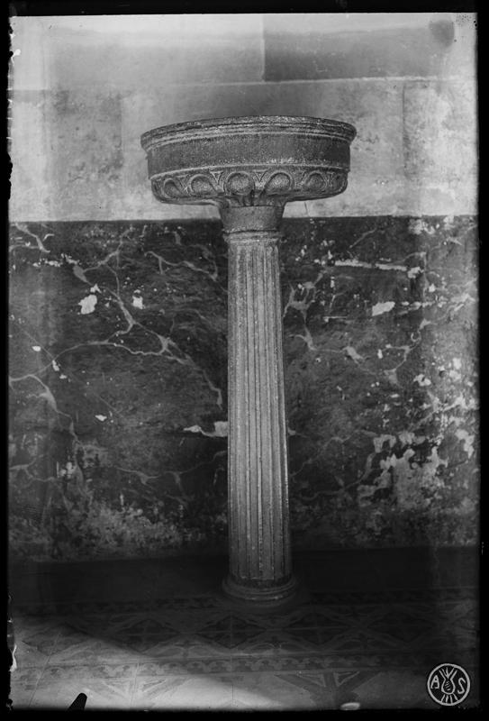 Font baptismal a l'ésglésia de Sant Esteve de Ripollet
