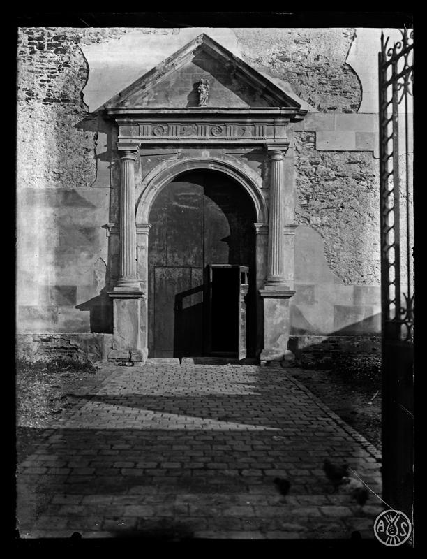Porta d'entrada a l'Església de Sant Martí de Cerdanyola del Vallès
