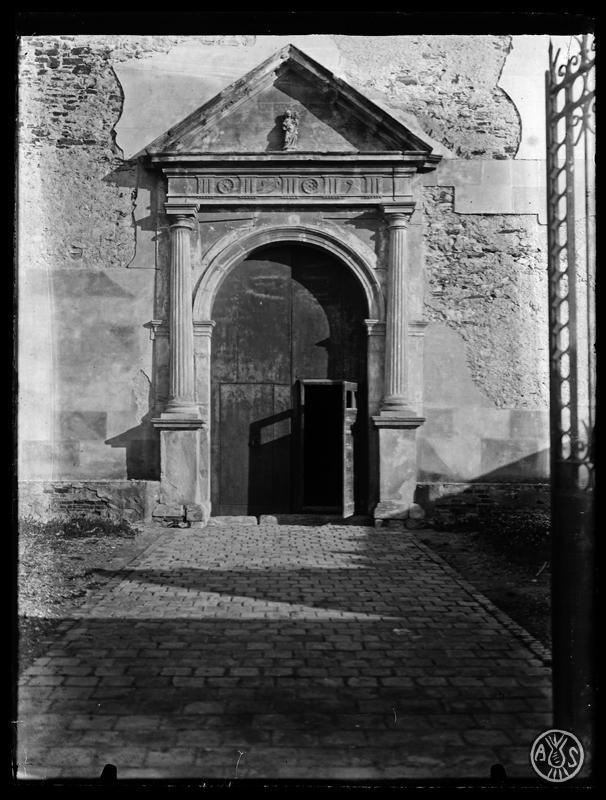 Porta d'entrada a l'Església de Sant Martí de Cerdanyola del Vallès