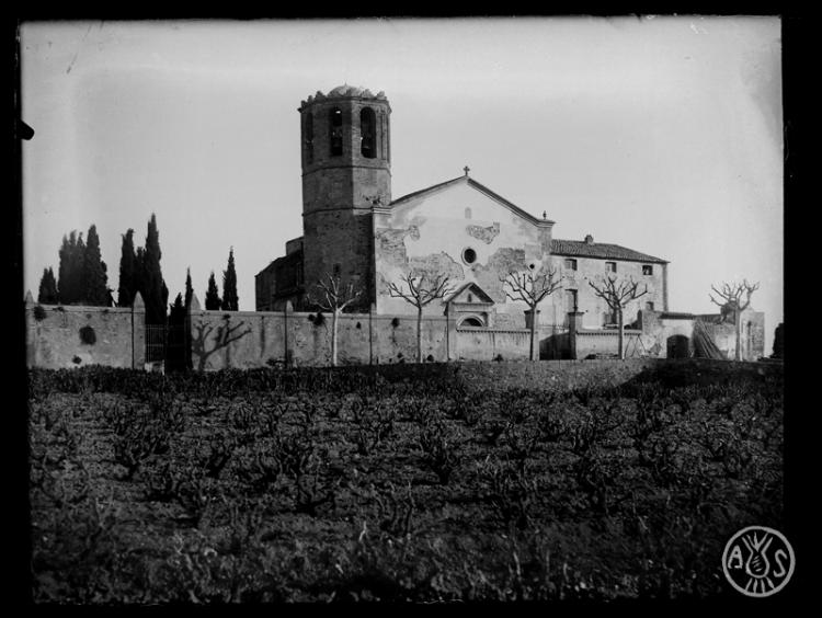 Vista total exterior de l'Església vella i cementiri de Sant Martí de Tours a Cerdanyola del Vallès