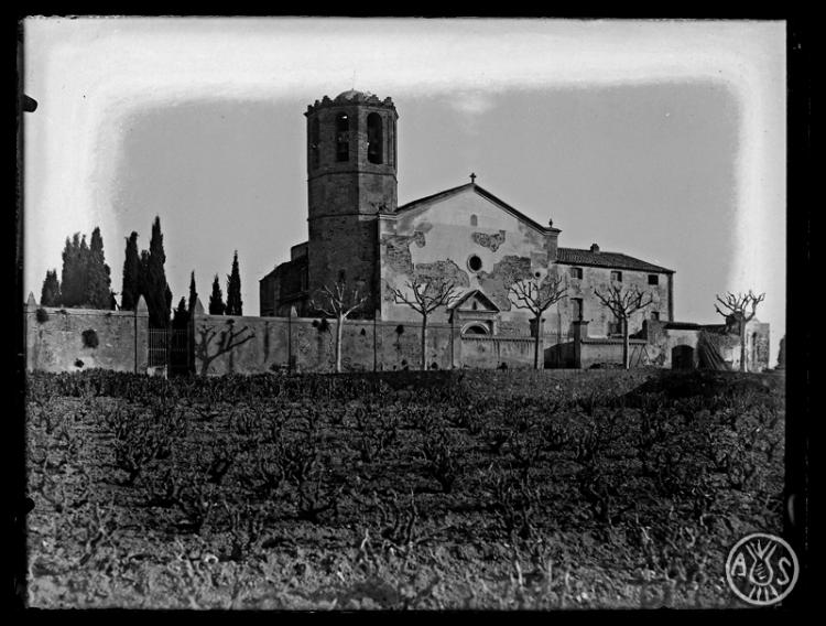 Vista total exterior de l'Església vella i cementiri de Sant Martí de Tours a Cerdanyola del Vallès