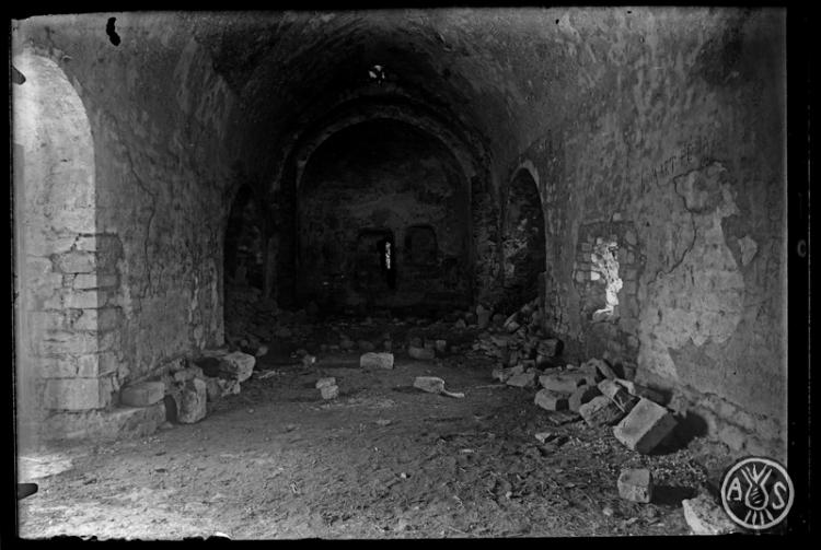 Interior de l'església romànica de Santa Maria del Puig de la Creu. Castellar del Vallès.